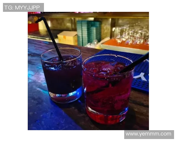 足球巨星与好友畅饮夜晚酒吧时刻曝光展现不为人知的一面